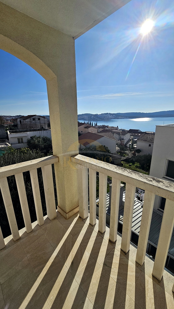 Trosobno stanovanje v Okrugu Gornjem/Čiovo z veliko teraso, garažo in pogledom na morje